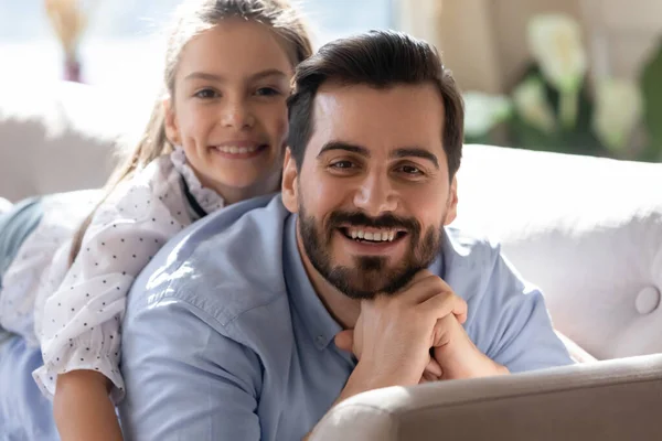 Portrait of happy young dad and small daughter relaxing — Stock Photo, Image