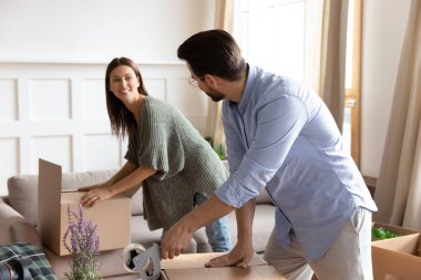 Mutlu çift kutuları bantla paketliyor.