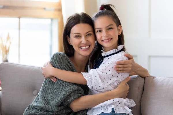 Retrato de mamá y su hija felices posando en casa —  Fotos de Stock