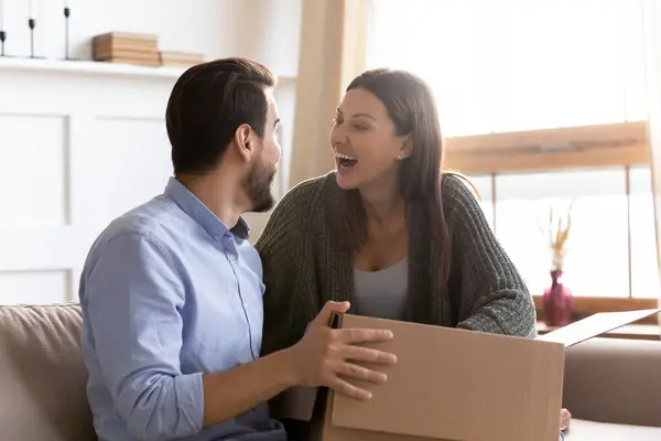 Couple excité ont plaisir colis de déballage avec commande Internet — Photo