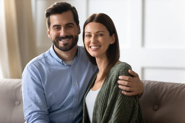 Porträt eines lächelnden Paares, das sich zu Hause umarmt — Stockfoto