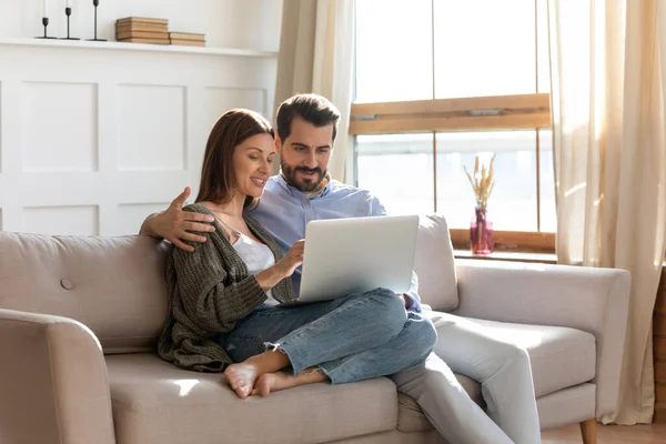 Junge Kaukasier rasten mit Laptop zu Hause aus — Stockfoto