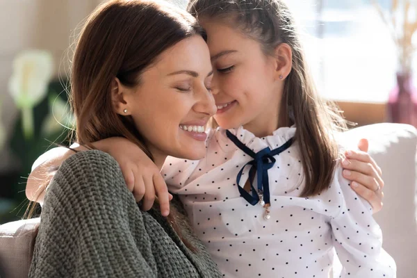 Liebevolle kleine Tochter umarmt Mutter dankbar — Stockfoto