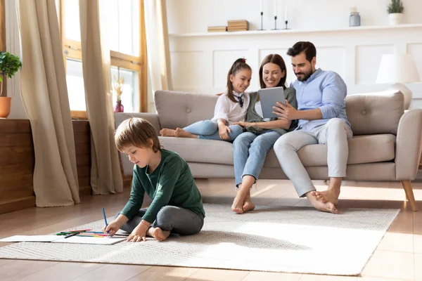 Glückliche kaukasische Familie entspannen zu Hause mit Kindern — Stockfoto
