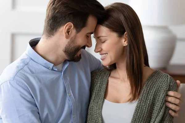 Glückliches junges Paar umarmt und zeigt Liebe und Zuneigung — Stockfoto