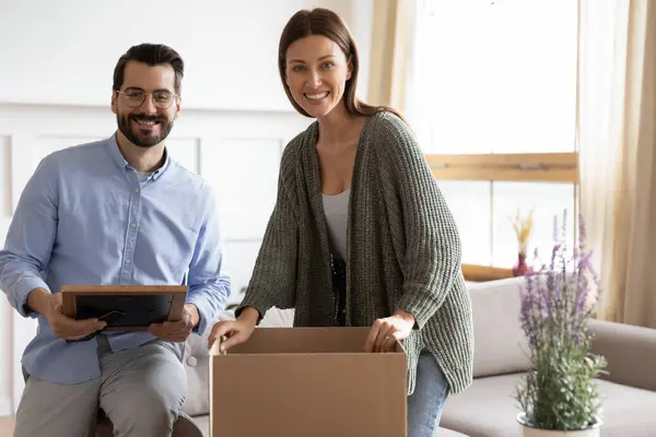 Retrato de pareja feliz desempacar cajas moviéndose juntos —  Fotos de Stock