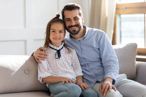 Porträtt av kärleksfull pappa och dotter koppla av hemma — Stockfoto