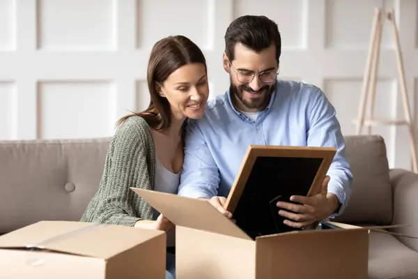 Happy couple locataires déballer les boîtes déménageant dans une nouvelle maison — Photo