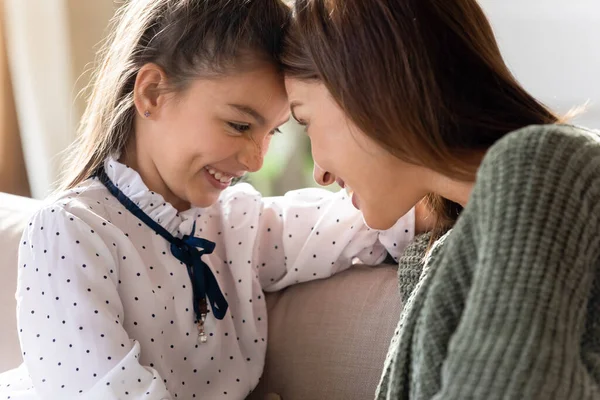 Feliz mamá y su hija tienen tierno momento íntimo juntos —  Fotos de Stock