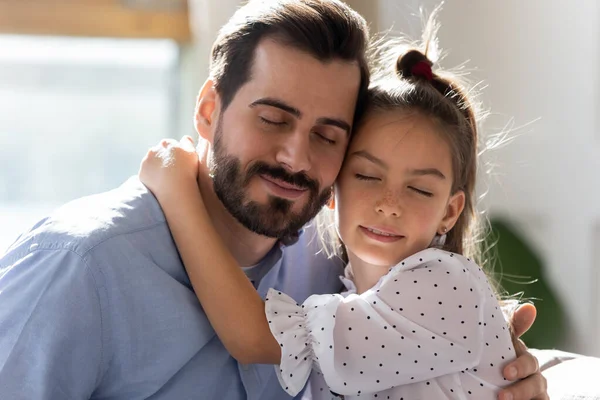 Little daughter hug young dad feeling thankful — Stock Photo, Image