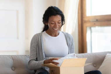 Mutlu çift ırklı kadın kutuları düzenle açıyor.