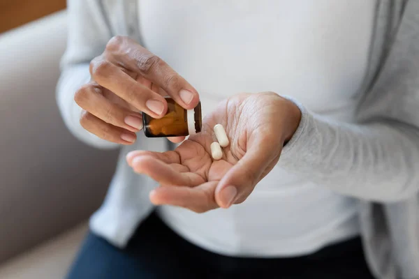 Close up of woman take medicines from bottle — Stock Photo, Image