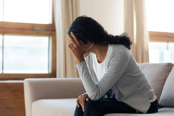 Femme malheureuse assis à la maison se sentant déprimé — Photo