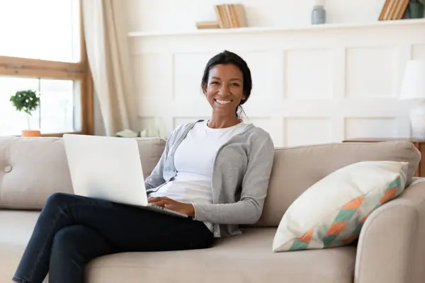 Retrato de la mujer birracial sonriente uso de la computadora en casa — Foto de Stock