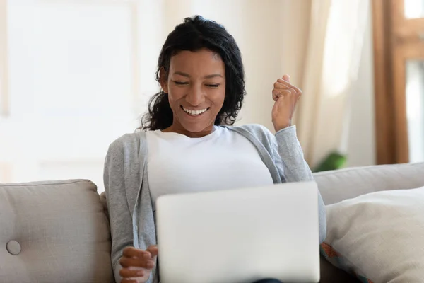 Emocionado mujer afroamericana triunfo ganar la lotería en la computadora — Foto de Stock