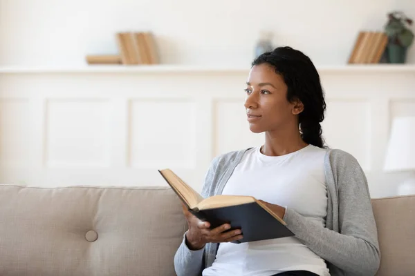 Africano mulher americana relaxar em casa livro de leitura — Fotografia de Stock