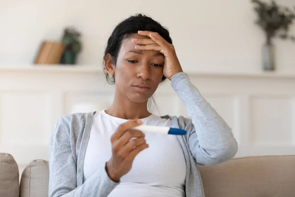 Ongelukkig vrouw kijken naar zwangerschapstest boos met negatief resultaat — Stockfoto