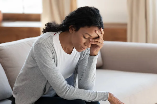 Mutsuz çift ırklı kadın evde depresyonda. — Stok fotoğraf