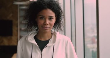 Kafadan çekilen Afrikalı kadın pozu modern ofiste