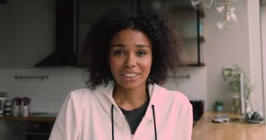 Afrikalı bir kadının portresi uzaktan video görüşmesi yapıyor.