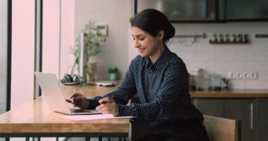 Hintli iş kadını taşınabilir bilgisayar kullanarak yararlı internet araması yaptı