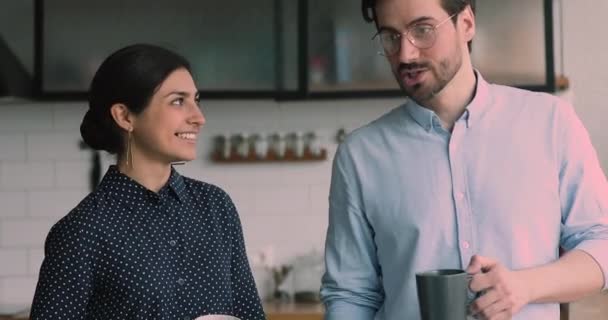 Multi compañeros étnicos hablando durante el descanso en la cocina de la oficina — Vídeo de stock