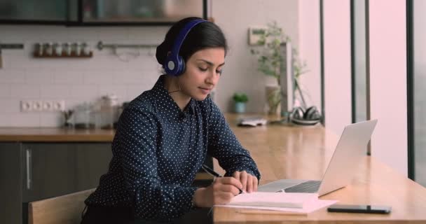 Indian kobieta uczyć się angielskiego nosić słuchawki słuchać audio kurs — Wideo stockowe