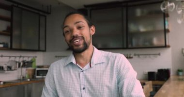 Arkadaş canlısı Afrikalı adam video konferans görüşmesini kullanarak uzaktan konuşuyor.