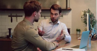 Çırak dinle akıl hocası ofis mutfağında yaptığı toplantıda görevi açıklıyor.