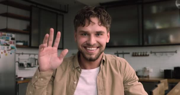 Tipo positivo hablar con un amigo o trabajar de forma remota por videocall — Vídeo de stock