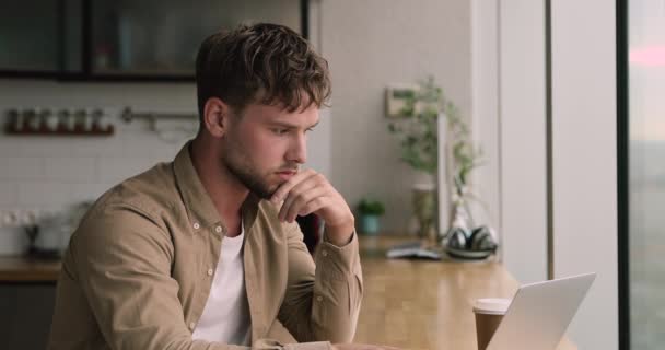 Pensive homme sérieux travaillant sur ordinateur portable résoudre des problèmes à distance — Video