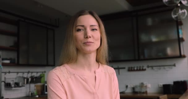 Mujer mira a la cámara hablando con la familia de forma remota usando videocall — Vídeos de Stock