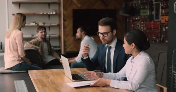 Empresarios indios y caucásicos trabajan juntos en sala de coworking — Vídeo de stock