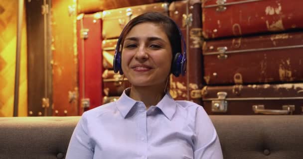 Indiska affärskvinna bära hörlurar genomföra förhandlingar använda videocall, webbkamera visa — Stockvideo