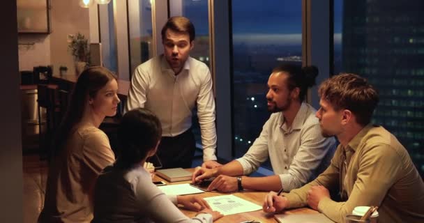 Cinco equipe startupper multiétnico trabalhando até tarde no escritório moderno — Vídeo de Stock