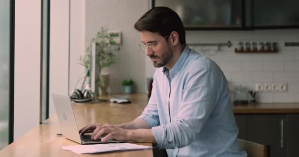 Возбужденный бизнесмен читать электронную почту с помощью ноутбука отметить отличные новости — стоковое видео