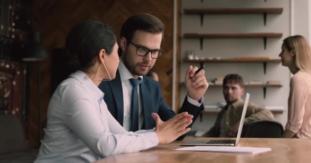 Multiethnische Kollegen sprechen bei Treffen in modernem Coworking Office — Stockvideo