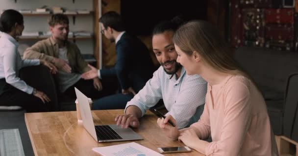 Jovens profissionais multirraciais usando laptop trabalhando juntos em co-working office — Vídeo de Stock