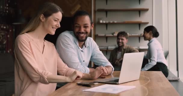 Mujer y hombres africanos colegas que trabajan en el informe utilizando el ordenador portátil — Vídeos de Stock