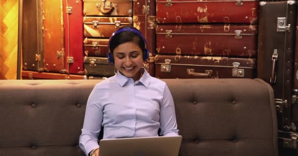 Mulher de negócios indiana conduzir negociações usando laptop e vídeo chamada app — Vídeo de Stock