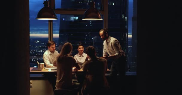 成功的商业团队在深夜举行了小组会议 — 图库视频影像