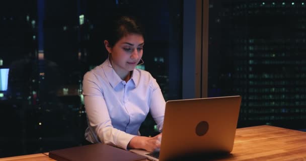 Mujer de negocios cansada sentarse en el escritorio usando portátil de trabajo hasta tarde — Vídeo de stock