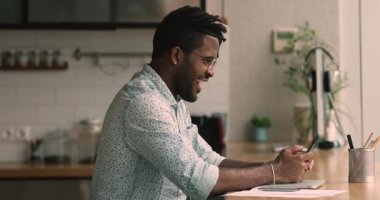 Afrikalı adam akıllı telefondan e-postaları kontrol ediyor. Harika haberler var.
