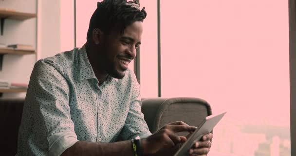Afrikansk kille som håller digital tablett tillbringa fritid på internet — Stockvideo