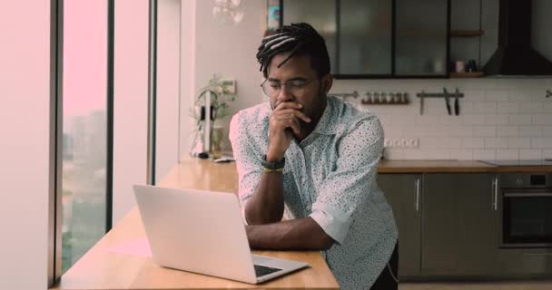 Grave freelance africain faire le travail à distance de la maison à l'aide d'un ordinateur portable — Video