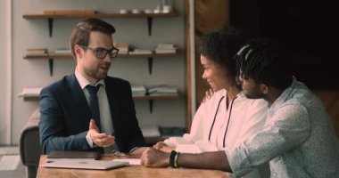 Afrikalı aile imzası sözleşmesi yeni satın alınan evden anahtar aldı