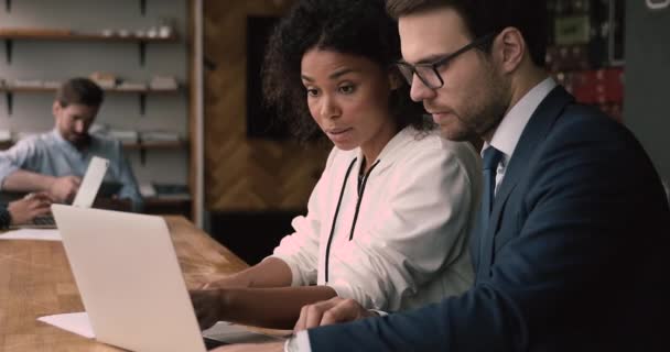 Multiethnische Büroangestellte mit Laptop lernen neue App-Sharing-Fähigkeiten — Stockvideo