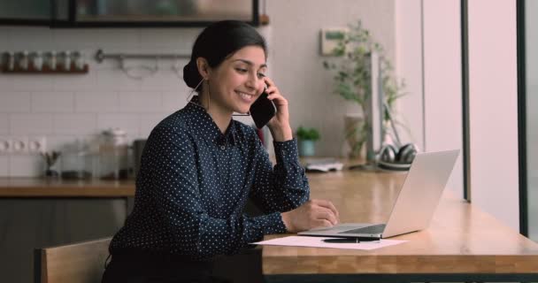 Femme indienne tenir smartphone fournir une aide au client par téléphone — Video