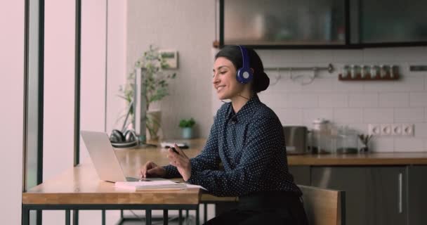 Indická podnikatelka nosit sluchátka používat notebook komunikovat videohovor — Stock video