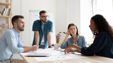 Toplantıda çok ırklı çalışanların panoramik görüşü